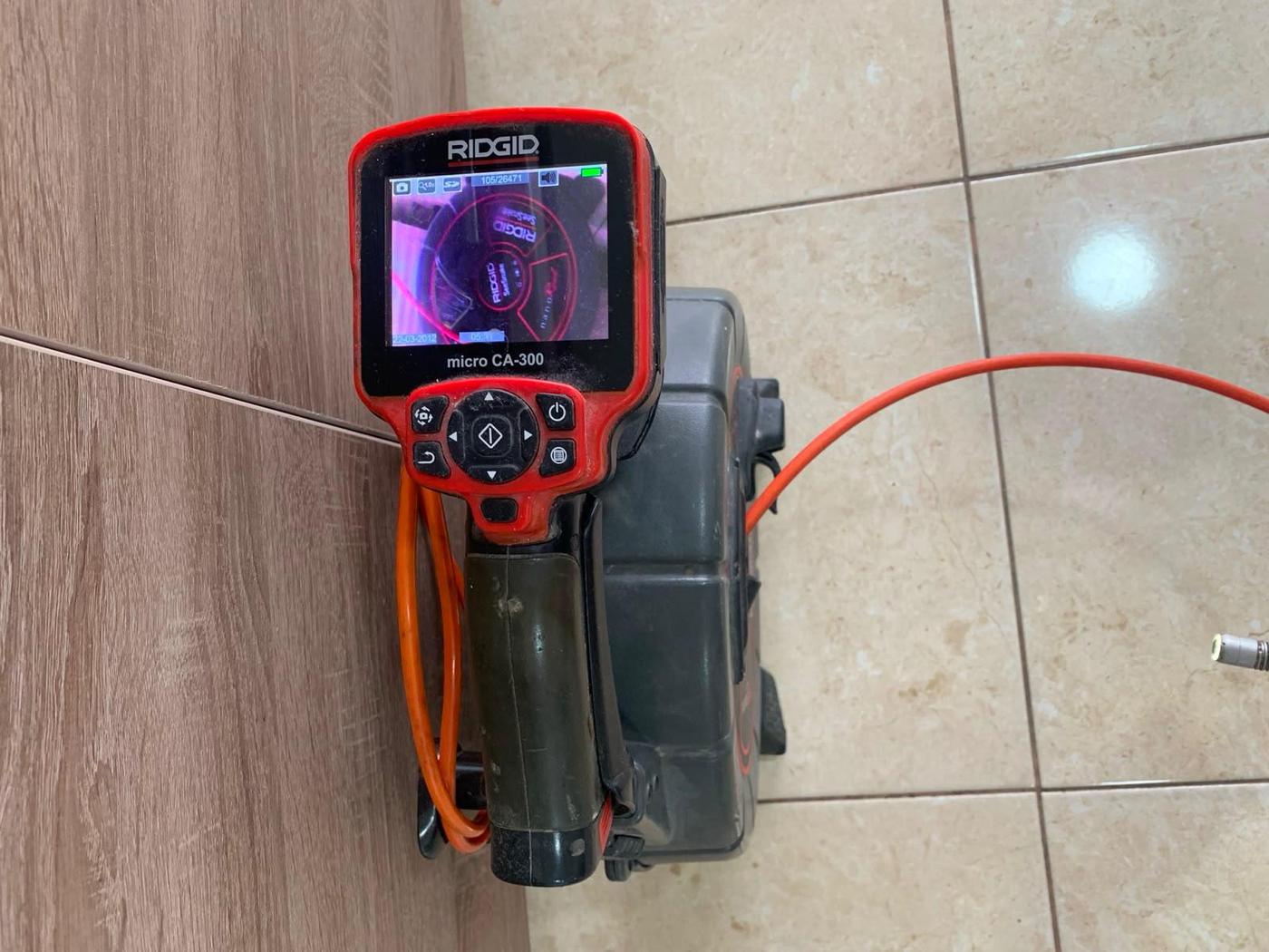Monitor de inspecție video Mr. Drain afișând interiorul unei conducte de canalizare