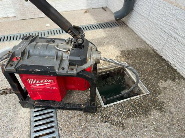 Desfundare scurgere exterioară și rigolă de curte cu echipament electromecanic - Mr. Drain București
