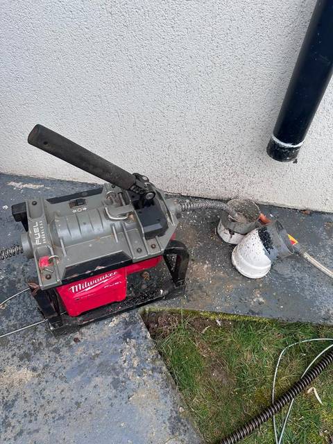 Desfundare țeavă exterioară de canalizare la baza unui imobil - Mr. Drain București