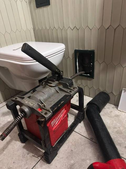 Intervenție de desfundare WC într-un apartament, cu mașină cu spirală - Mr. Drain București