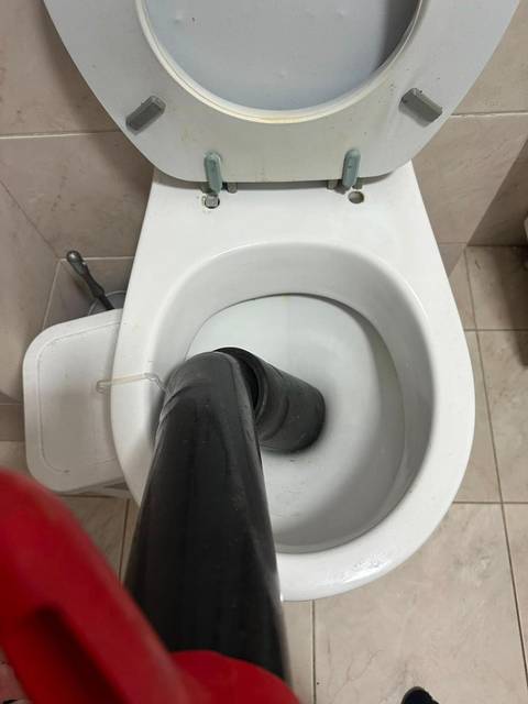Desfundare WC cu spirală electrică introdusă în vasul de toaletă - Mr. Drain București