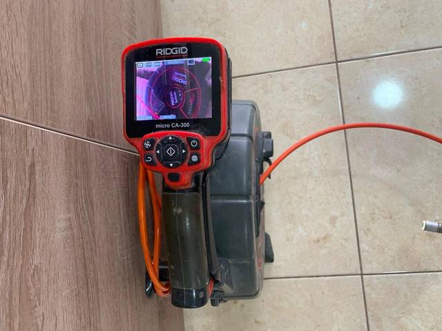 Monitor de inspecție video care afișează interiorul unei conducte de canalizare - Mr. Drain București